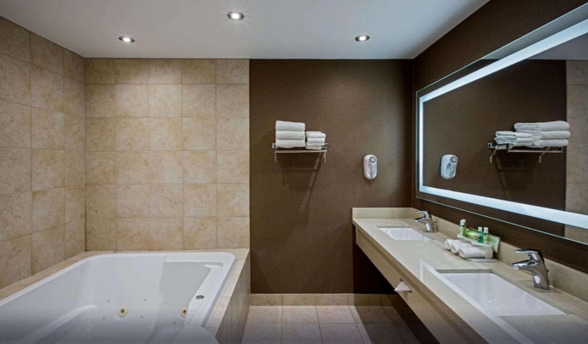 Quality Inn & Suites Regina Downtown Экстерьер фото